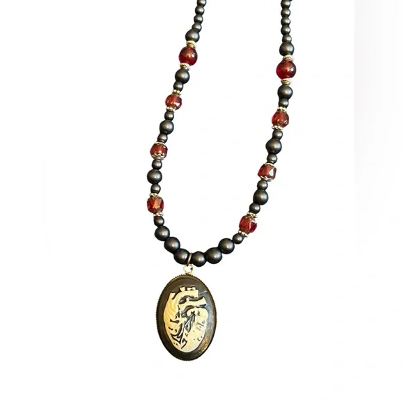 Hand crafted anatomical heart faux pearl necklace - Picture 8 of 9